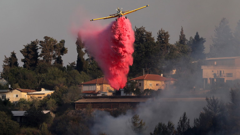 Израелските пожарникари се борят с огромен пожар западно от Йерусалим,