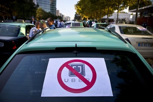Uber впряга армия от лобисти срещу такситата. Обратното важи също