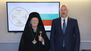 Мирът и солидарността в световен план трябва да бъдат насърчавани