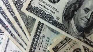 Доларът се задържа на ниско ниво повече от седмица