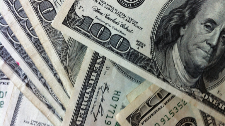 Експерти прогнозират нов рекорден ръст на долара