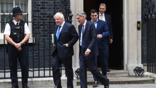 Британският кабинет се обедини около стратегията на премиера Тереза Мей