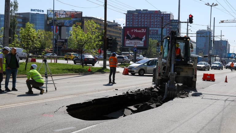 Нова дупка зейна на бул. "Цариградско шосе" в София, живеещите в района са силно притеснени