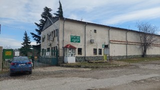 Бившият фуражен завод в село Първенец се продава на търг