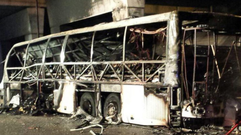 Автобус с ученици катастрофира и избухна в пламъци в Италия 