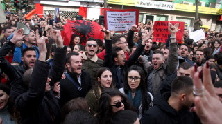 Студентите в държавните университети в Албания протестиращи срещу високите такси