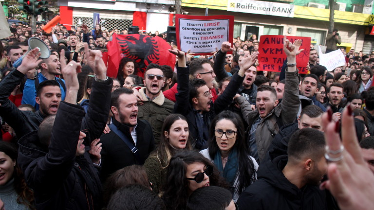 Хиляди студенти в Албания ескалират бунта срещу таксите за обучение