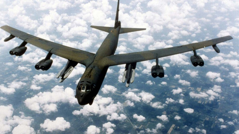 Б-52 се разби в база на остров Гуам