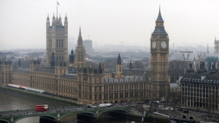 12 души ранени при нападение с киселина в заведение в Лондон