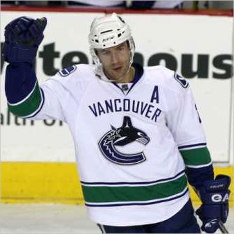 Защитник на Ванкувър наказан за четири мача