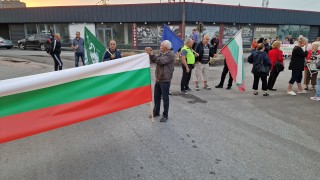 Жители на Генерал Тошево излязоха на протест пред полицията в