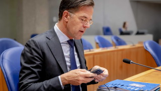Дългогодишният холандски премиер Марк Рюте е изправен пред необичаен политически и