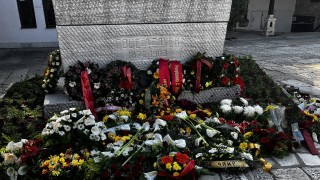 В Скопие поругаха българския трикольор който беше откъснат от венците