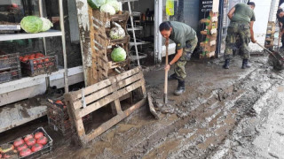 Военните помагат за възстановяването на Карлово след наводнението