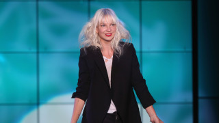 Sia пусна видеото към парчето Santa s Coming For Us което