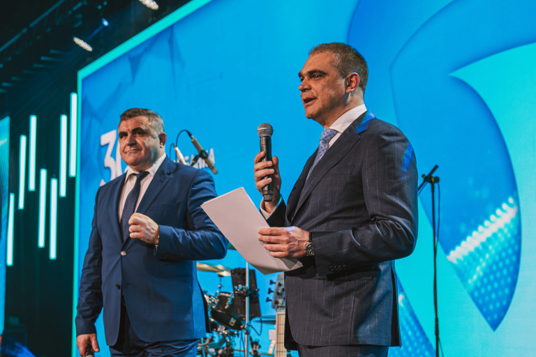 На снимката по-горе от ляво на дясно: г-н Б. Чиликов, член на Управителен съвет и Изпълнителен директор на Общинска банка и г-н Н. Неделчев, Председател на Управителен съвет и Изпълнителен директор на Общинска банка. 