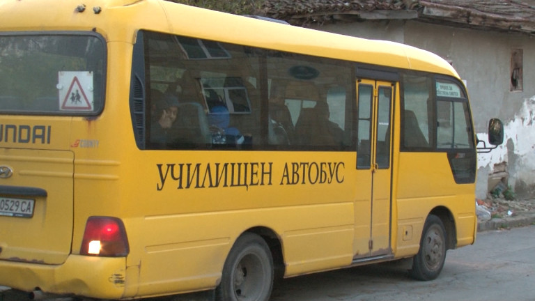 Подпийнал шофьор на училищен автобус остана без книжка