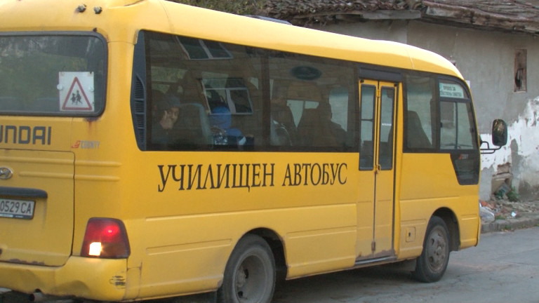 Училищен автобус с 3 деца се преобърна край Айтос