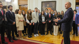 Президентът Румен Радев заяви че младите хора в България опровергават