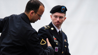 Челси Манинг официално се кандидатира за сенатор в Сената на