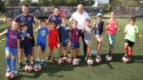  Министър Кралев посети детски състезателен лагер, на който децата учат британски, тренирайки футбол 