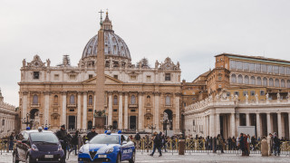Шофьор наруши сигурността на Ватикана и се вряза с автомобила