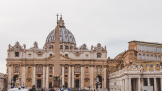 Шофьор наруши сигурността на Ватикана и се вряза с автомобила