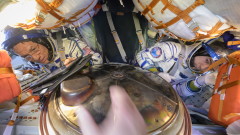 Трима космонавти се завръщат на Земята след като прекарват година в космоса