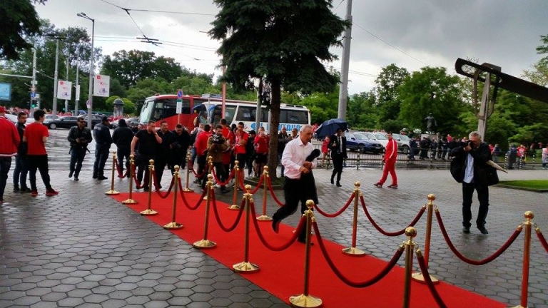 Камата мина по червения килим