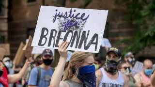 Един човек е бил убит а други най малко петима бяха