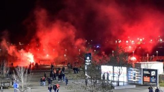 Сблъсъци между феновете в Лига Европа, запалянко се бори за живота си
