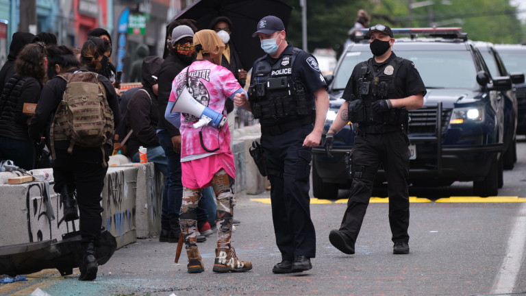 Десетки арестувани след многохиляден протест в Сиатъл 