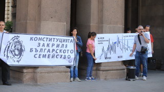 Малоброен протест срещу носенето на маски в училище пред МОН