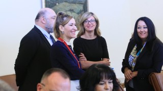 Павлова се "сбогува" във "Фейсбук" като министър, връща се в НС като депутат 