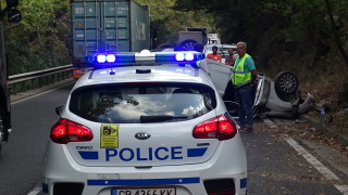 Заради падащи камъни кола се обърна в Кресненското дефиле