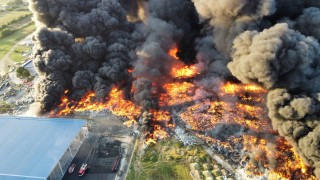 Голям пожар гори в депо за пластмаси в Хърватия