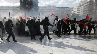 Гръцки студенти хвърлиха бензинови бомби по полицията която отговори със