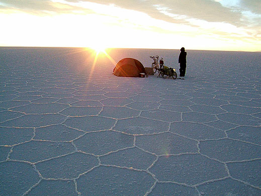 Как да разпънеш палатка на солено езеро?