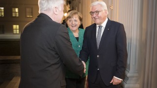 В Германия редят кабинет предаде АП Канцлерът Ангела Меркел се
