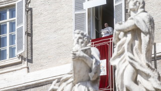 По време на традиционната неделна молитва на площад Свети Петър