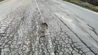 Спешна проверка защо се бави основния ремонт на пътя Гълъбово