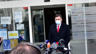 Всички служители в държавната администрация в Словения които нямат имунитет