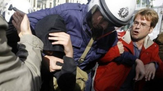 Атина блокирана от полиция и протестиращи