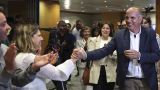 Демократичният алианс коалиция от десни и центристки партии получава около