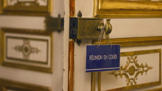 Франция запазва вечерният час и строгите мерки в следващите седмици