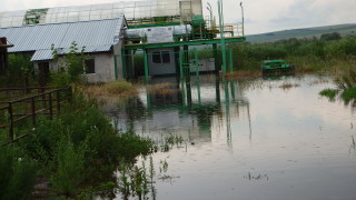 Река Студена преля и наводни стотици декари около русенското село