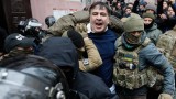 Поддръжници на Саакашвили разбиха полицейска кола и го освободиха