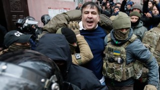 Поддръжници на бившия президент на Грузия Михаил Саакашвили разбиха вратата