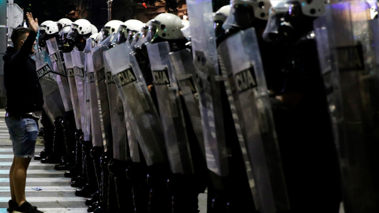 В Белград в резултат на протестите са пострадали 19 полицаи