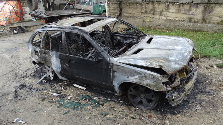 Пет лели автомобила изгоряха до основи тази нощ в Перник,